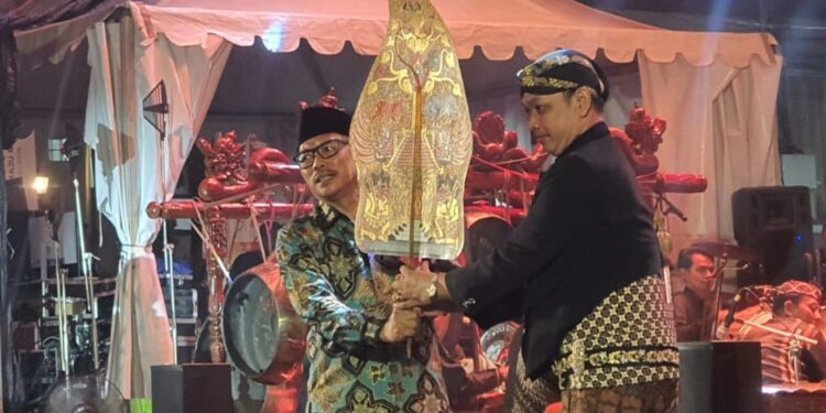 Gelar Wayang Kulit, Ketua DPRD Jatim sebut upaya merawat tradisi dan ajak generasi muda cintai seni tradisional