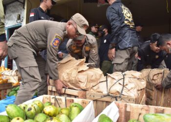 Tak Sesuai Peruntukan, 7 Kios Buah Tambak Mayor–Tanjungsari Disegel Satpol PP Surabaya
