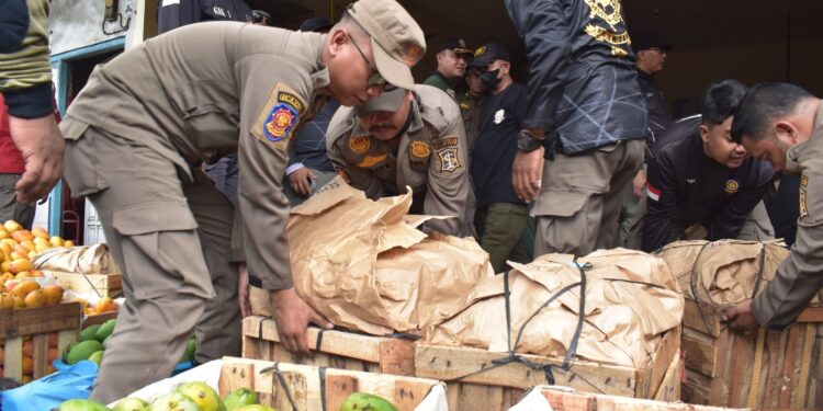Tak Sesuai Peruntukan, 7 Kios Buah Tambak Mayor–Tanjungsari Disegel Satpol PP Surabaya